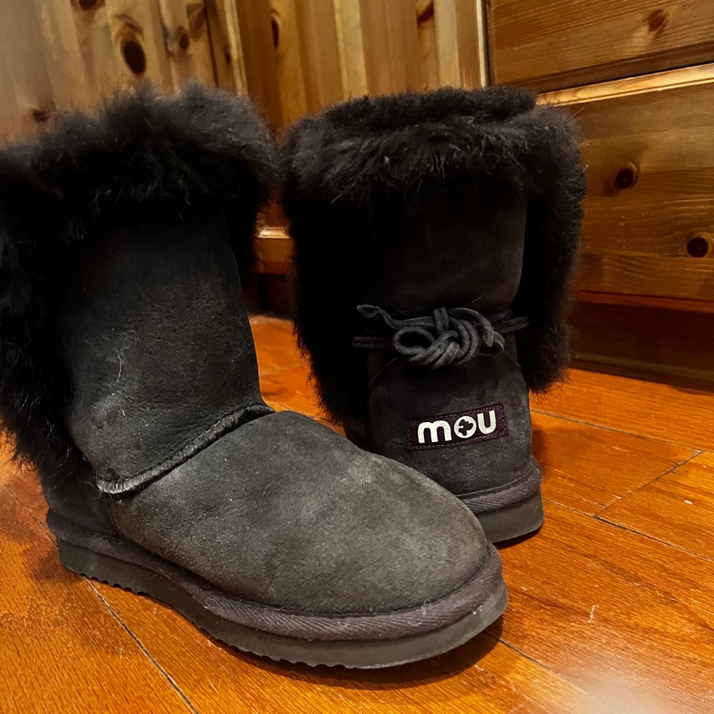 Mou Dark Brown Fur Boots
Worn but in good condition 
See pictures 
Size 8